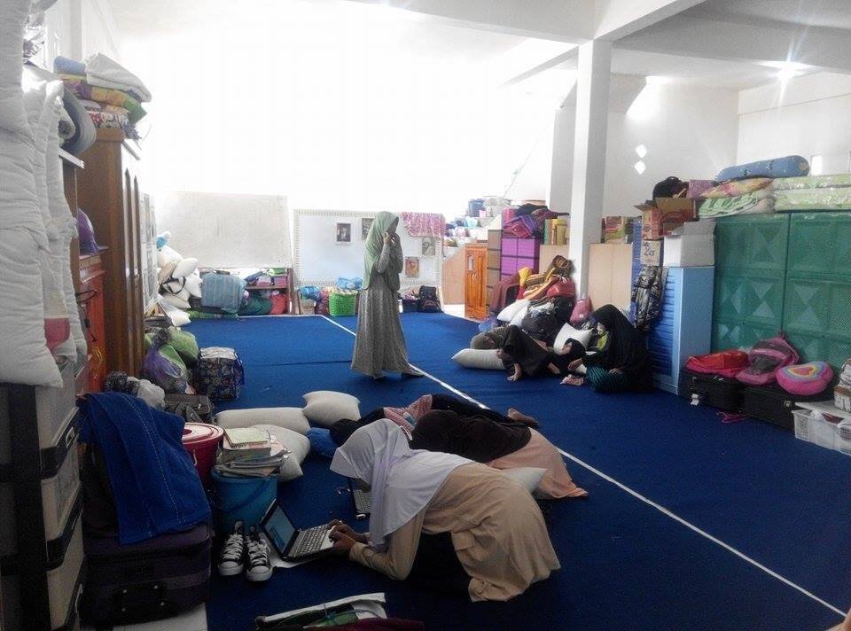 Pasca Kebakaran Santri Mengungsi di Mushola