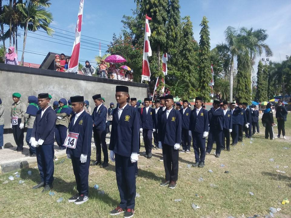 Sambut Hari Kemerdekaan Santri Ikut Gerak Jalan