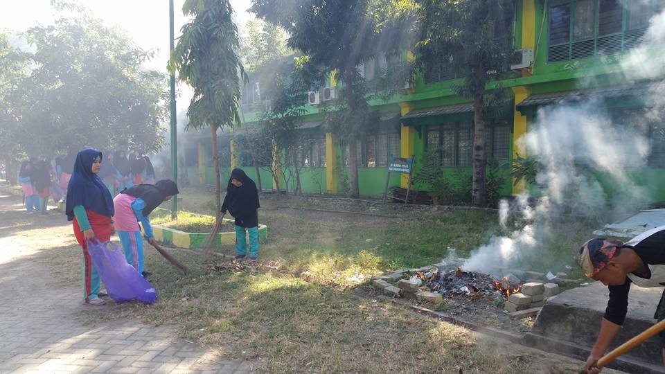 Santri Gelar Jumat Bersih