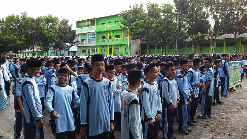 Peringati Hari Santri Ribuan Santri  As'adiyah Gelar Gerak Jalan Santai