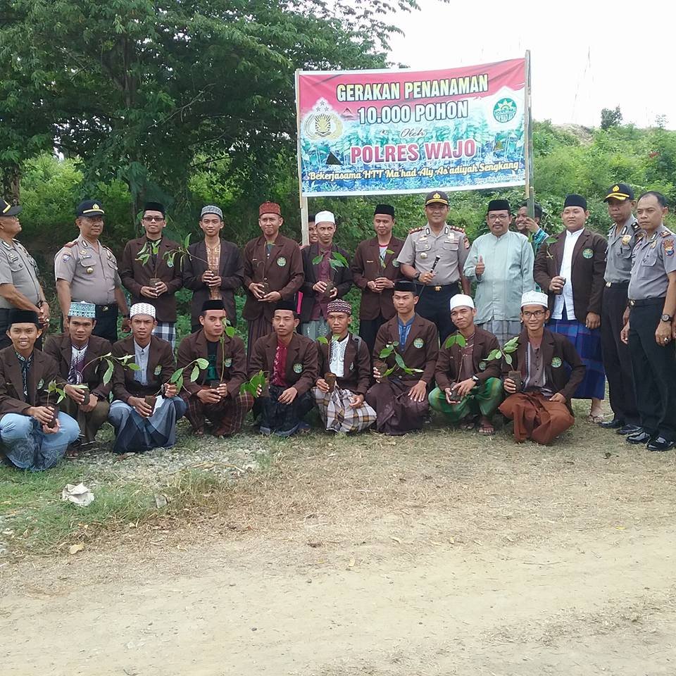 Foto Penanaman 10.000 Pohon Santri Bersama Polres Wajo