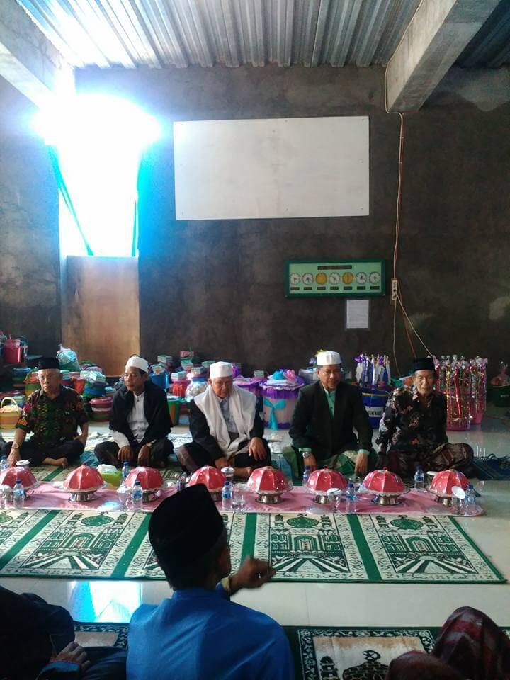 Pimpinan Ponpes As'adiyah Membawakan Hikma Maulid di Barru
