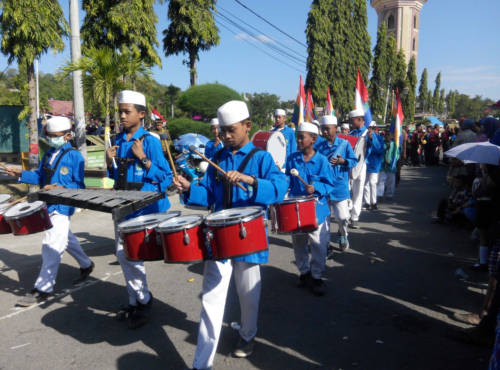 Menyambut HUT RI Ke 70  Santri Meriahkan Pawai Karnaval