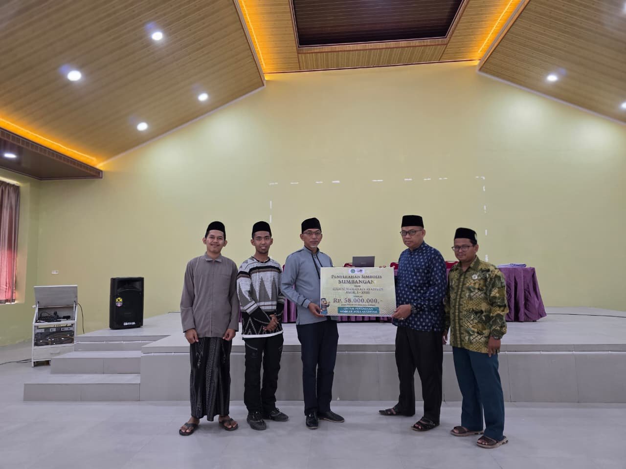 Alumni Ma’had Aly As’adiyah Serahkan Sumbangan Rp58 Juta untuk Pengadaan Mobiler Aula