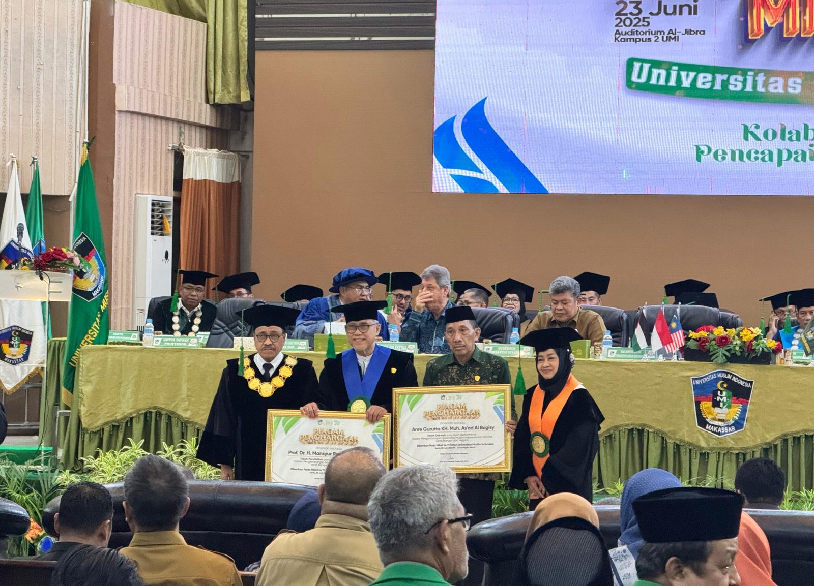 Anre Gurutta KH. Muh. As'ad Al Bugisy Dianugerahi Penghargaan Tokoh Dakwah oleh Universitas Muslim Indonesia
