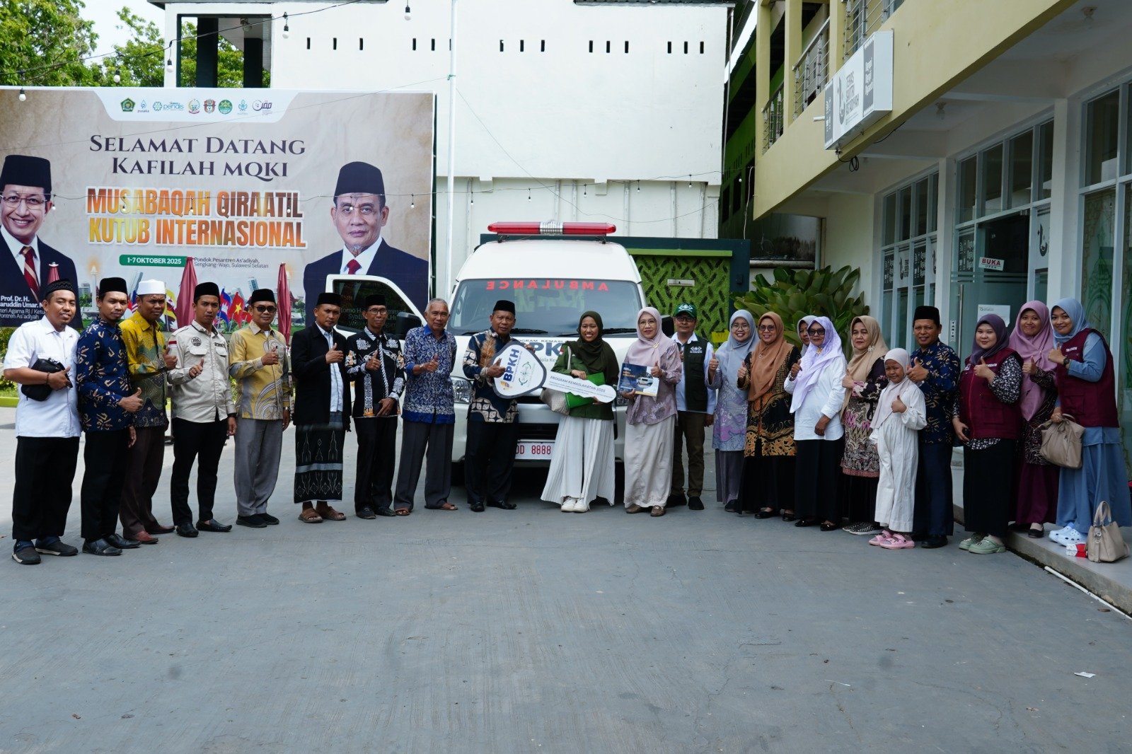 BPKH Serahkan Mobil Ambulans untuk Pondok Pesantren As’adiyah Sengkang