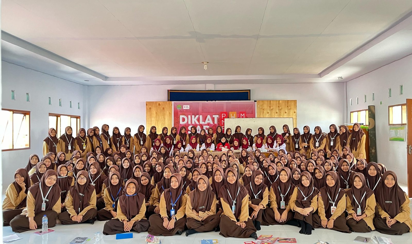 Diklatsar PMR Wira Unit 004 MAS As’adiyah Putri Sengkang Bekali Siswa Kelas X dengan Keterampilan Dasar Kepalangmerahan