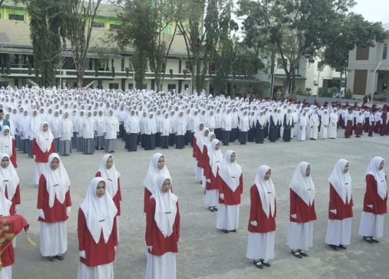 Gurutta Muhyiddin Tahir Ajak Santri Isi Kemerdekaan dengan Pendidikan dan Kerja Keras pada Upacara 17 Agustus di Kampus II Lapongkoda