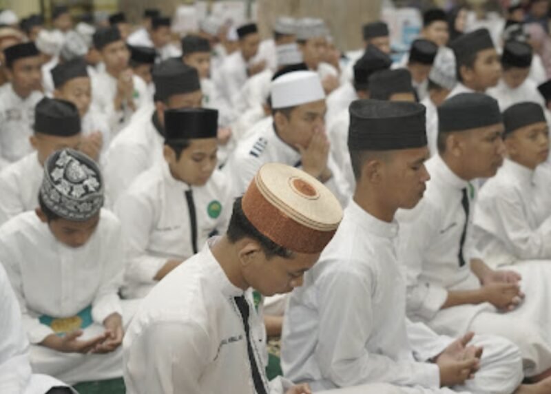 Haul AG. H.M. Yahya Al-Hafidz: Khatam Qur'an Sejuta Santri oleh Pengurus Pusat Pondok Pesantren As'adiyah