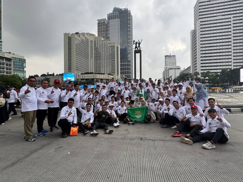 Ibu Menteri Agama RI, Gurutta Hj. Helmi Umdatul Udhma Melepas Peserta Santri Fun Walk 2024