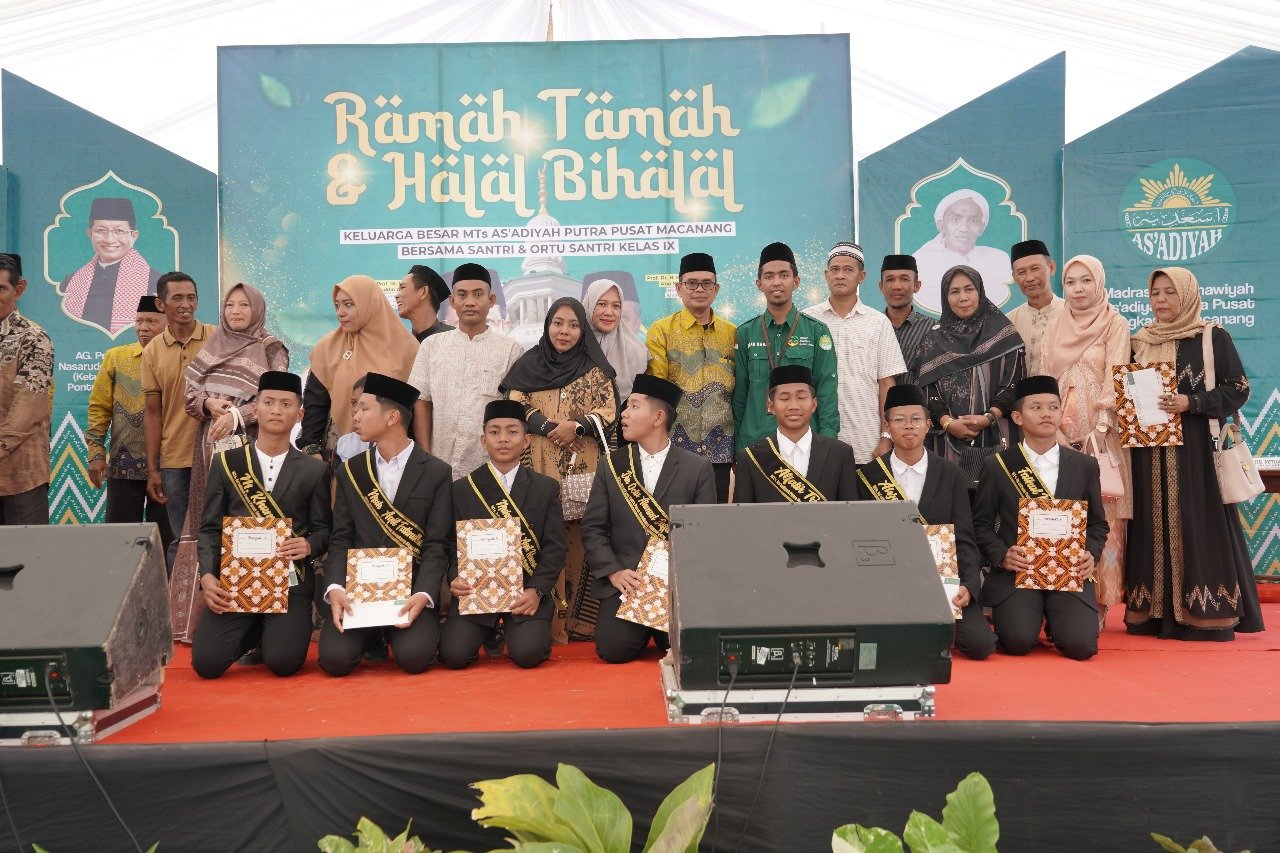 Lazis As'adiyah Sengkang Berikan Penghargaan kepada 10 Santri MTs Putra Berprestasi