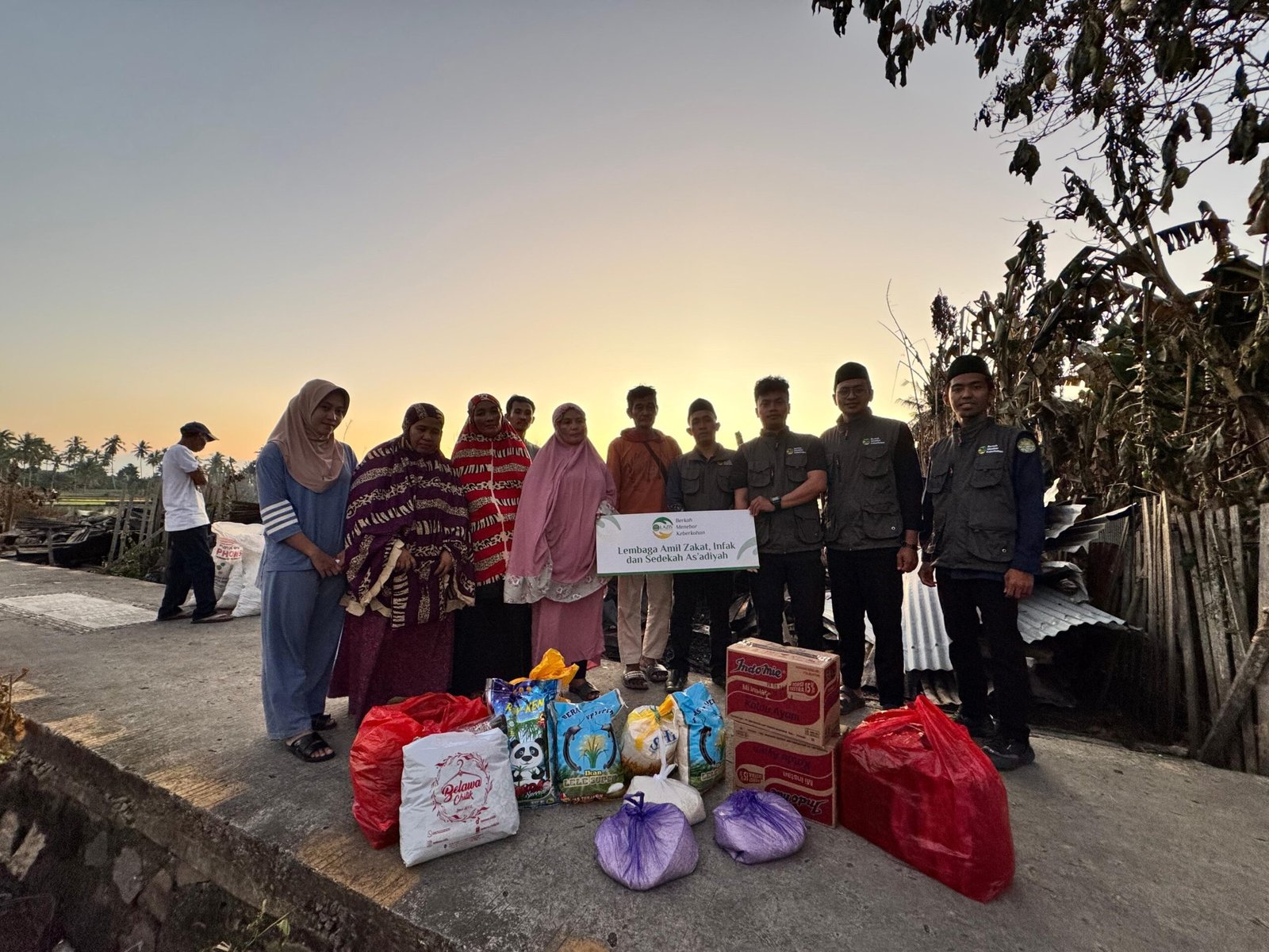 Lazis As'adiyah Sengkang Salurkan Bantuan untuk Korban Kebakaran di Timoro
