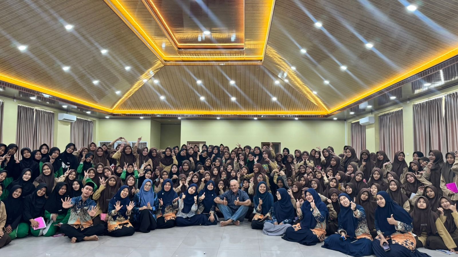 MTs As’adiyah Putri Pusat Sengkang Selenggarakan Workshop “Fun English with Mr. Wap”