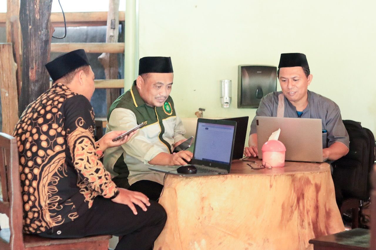 Para Guru Pondok Pesantren As'adiyah Susun Kisi-Kisi dan Perakitan Soal Ujian