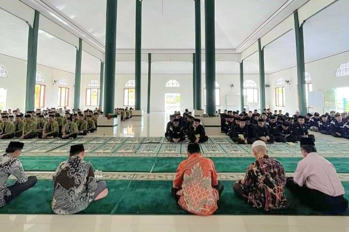 Penerimaan Rapor Hasil Belajar MA Putra dan PDF Ulya Putra As’adiyah Macanang Semester Genap Tahun Pelajaran 2023/2024