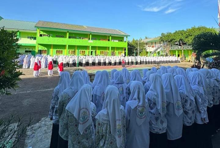 Peringati Hari Pendidikan Nasional, MA dan PDF Ulya As'adiyah Putri Memeriahkan Semangat Melalui Upacara Bendera
