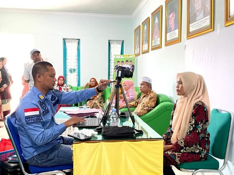 Puluhan Calon Jamaah Umrah Memadati Ruang Yayasan As'adiyah Berkah Makmur