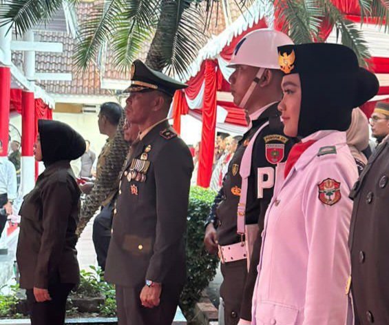 Santri MAS As'adiyah Putri Sengkang Terpilih Sebagai Pembawa Peti Pada Upacara Penurunan Bendera di Provinsi Sulawesi Selatan
