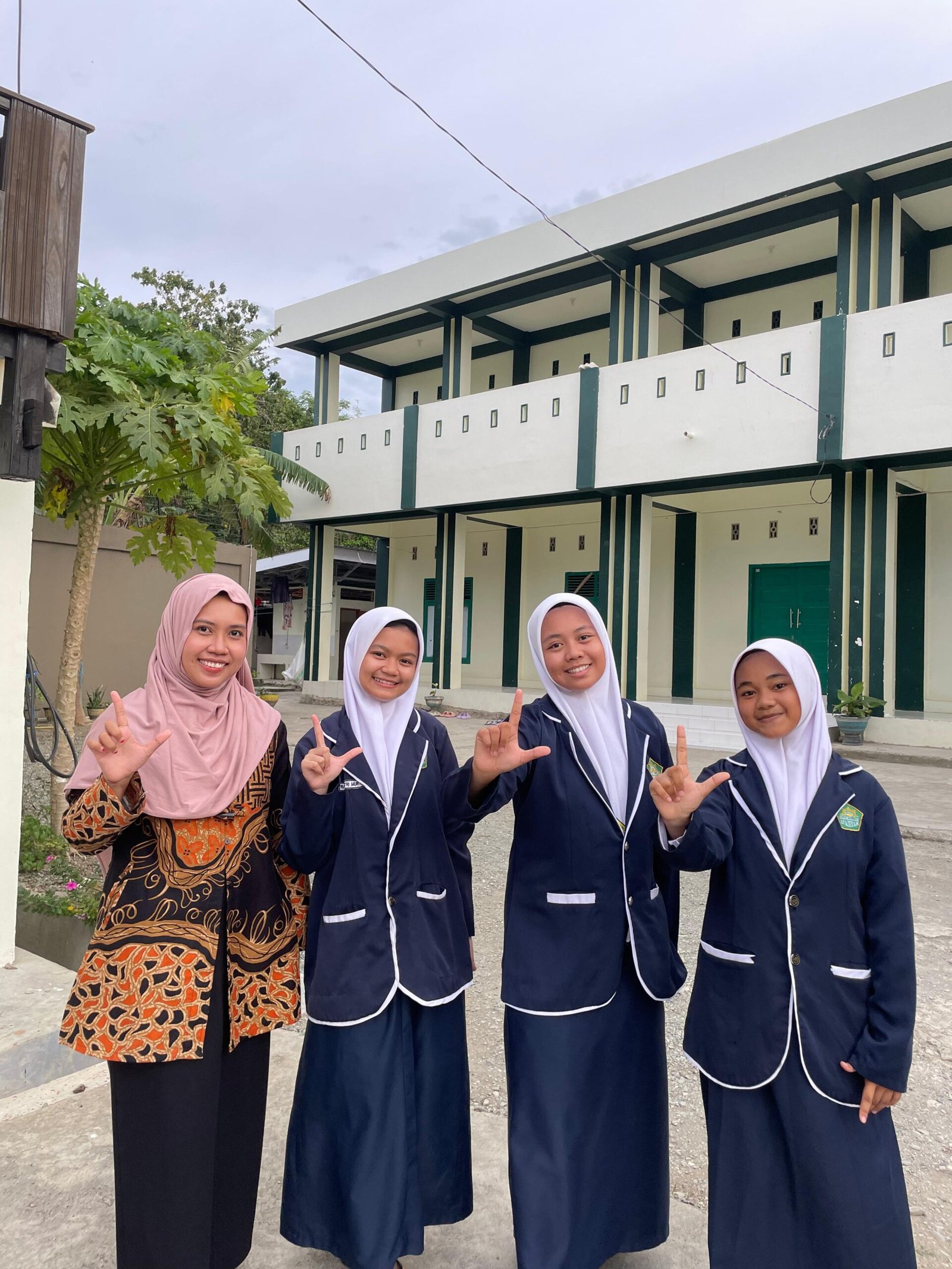 Santri MTs As'adiyah Putri Sengkang Raih Juara 1 Lomba KTI Nasional di MARSSAL-11