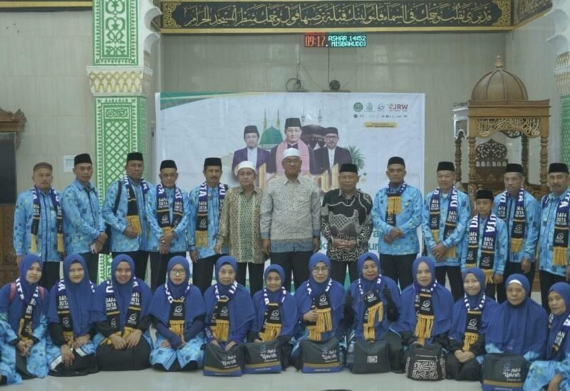Sebanyak 32 Jamaah Umrah As'adiyah Berkah Mabrur Dilepas Menuju Tanah Suci