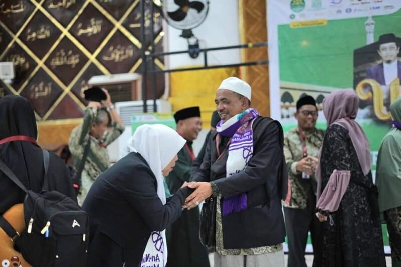 Suka Cita dan Peluk Hangat Memenuhi Penerimaan Jamaah Umrah Pondok Pesantren As’adiyah