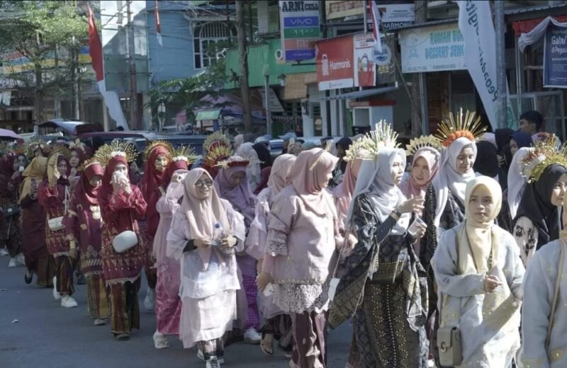 Timbuhkan Cinta tanah Air, Santri As'adiyah Semarakkan Karnaval Hari Kemerdekaan RI
