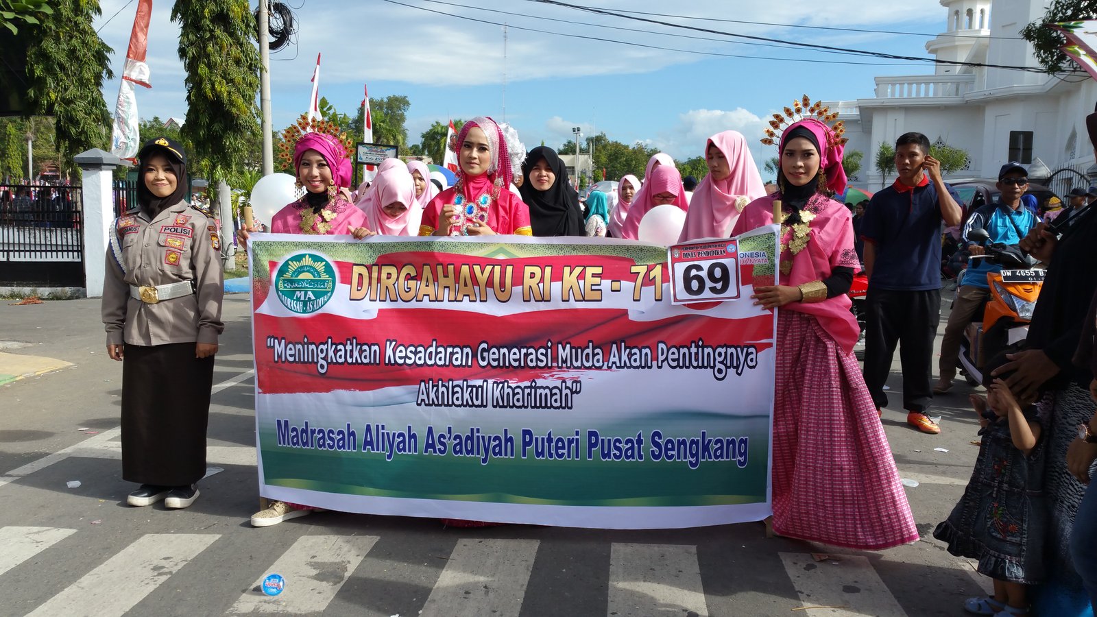 Ratusan Santri Ramaikan Karanaval
