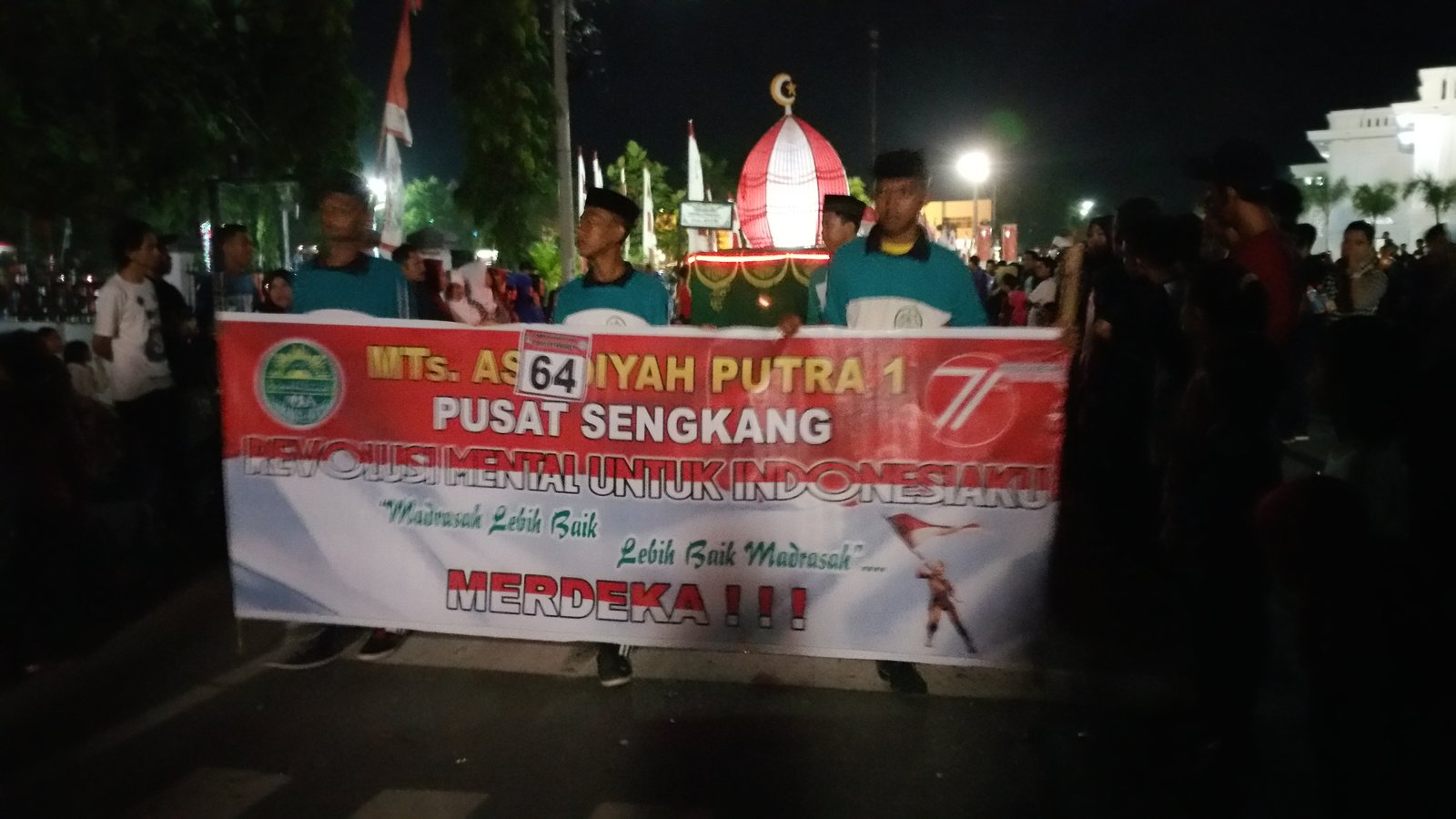 Pawai Lampion Hiasi Jalanan Kota Sengkang