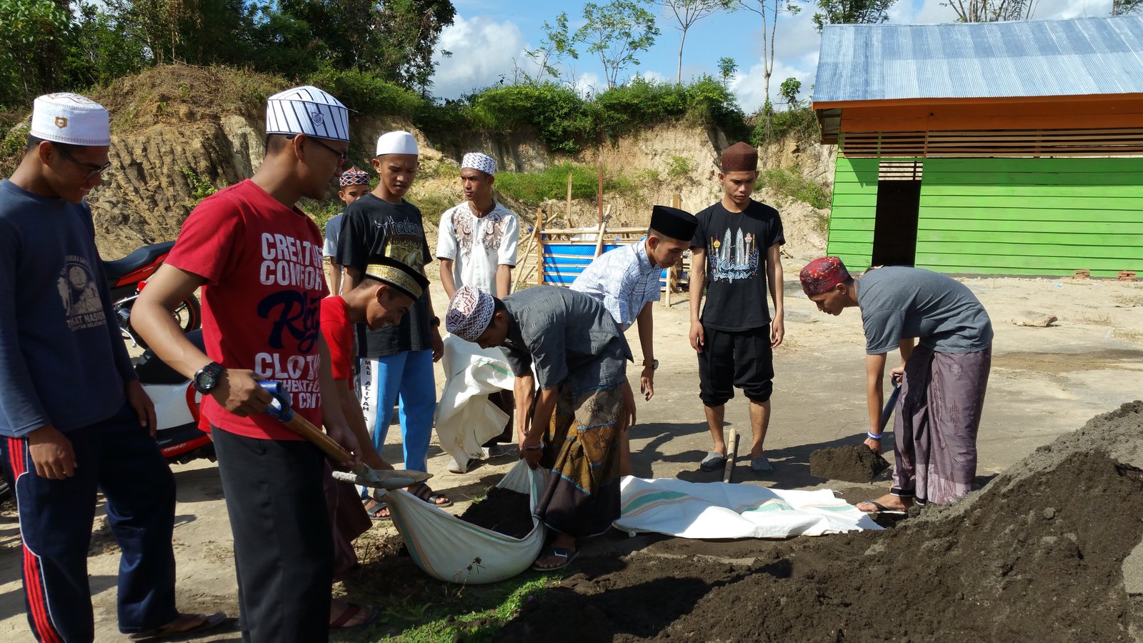 Santri Ma'had Adakan Kerja Bakti